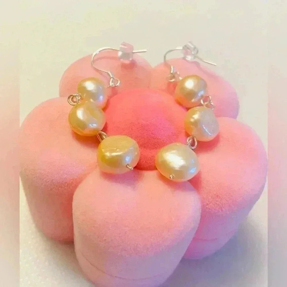 🌸 Dainty and  delicate 🌸 Freshwater Pearls earrings gold-pink shade pearls🌸 - Picture 1 of 7